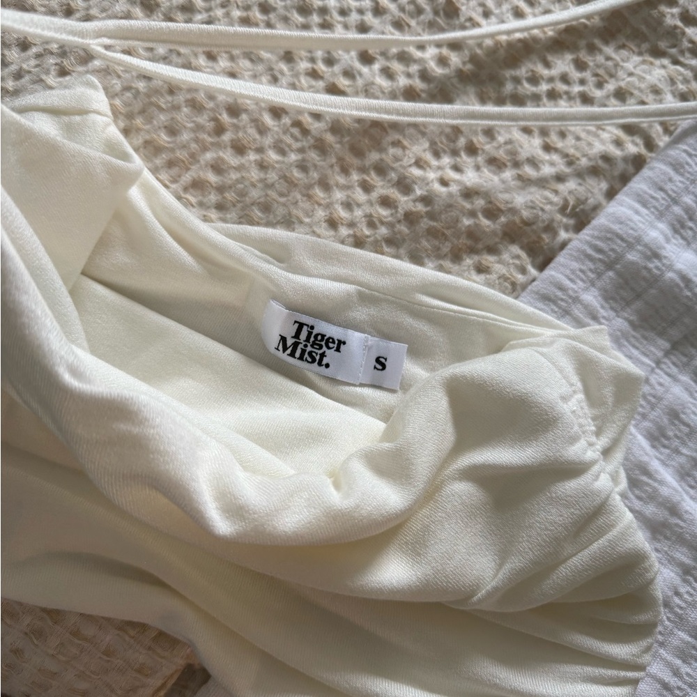 Tiger Mist Cream set never worn
